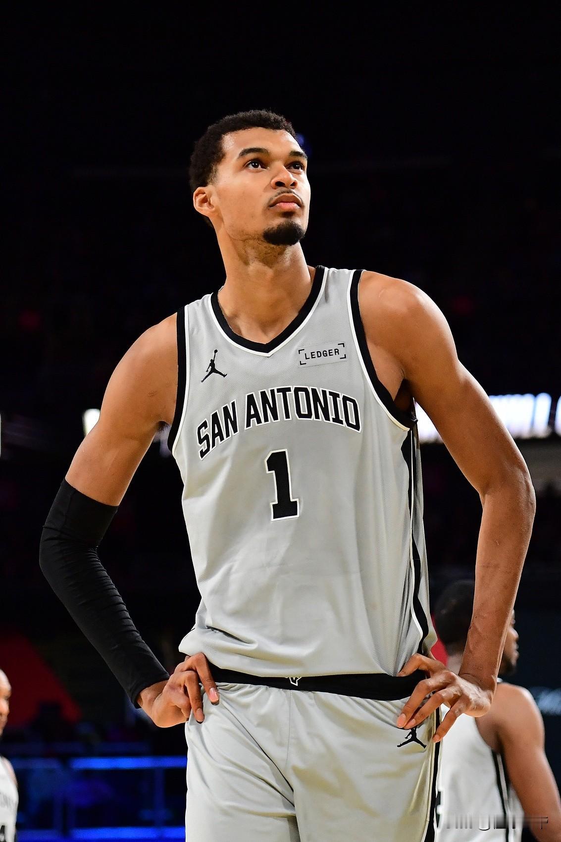 跌落神坛，文班亚马17投7中仅得18分马刺不敌尼克斯无缘NBA杯冠军!

在刚刚