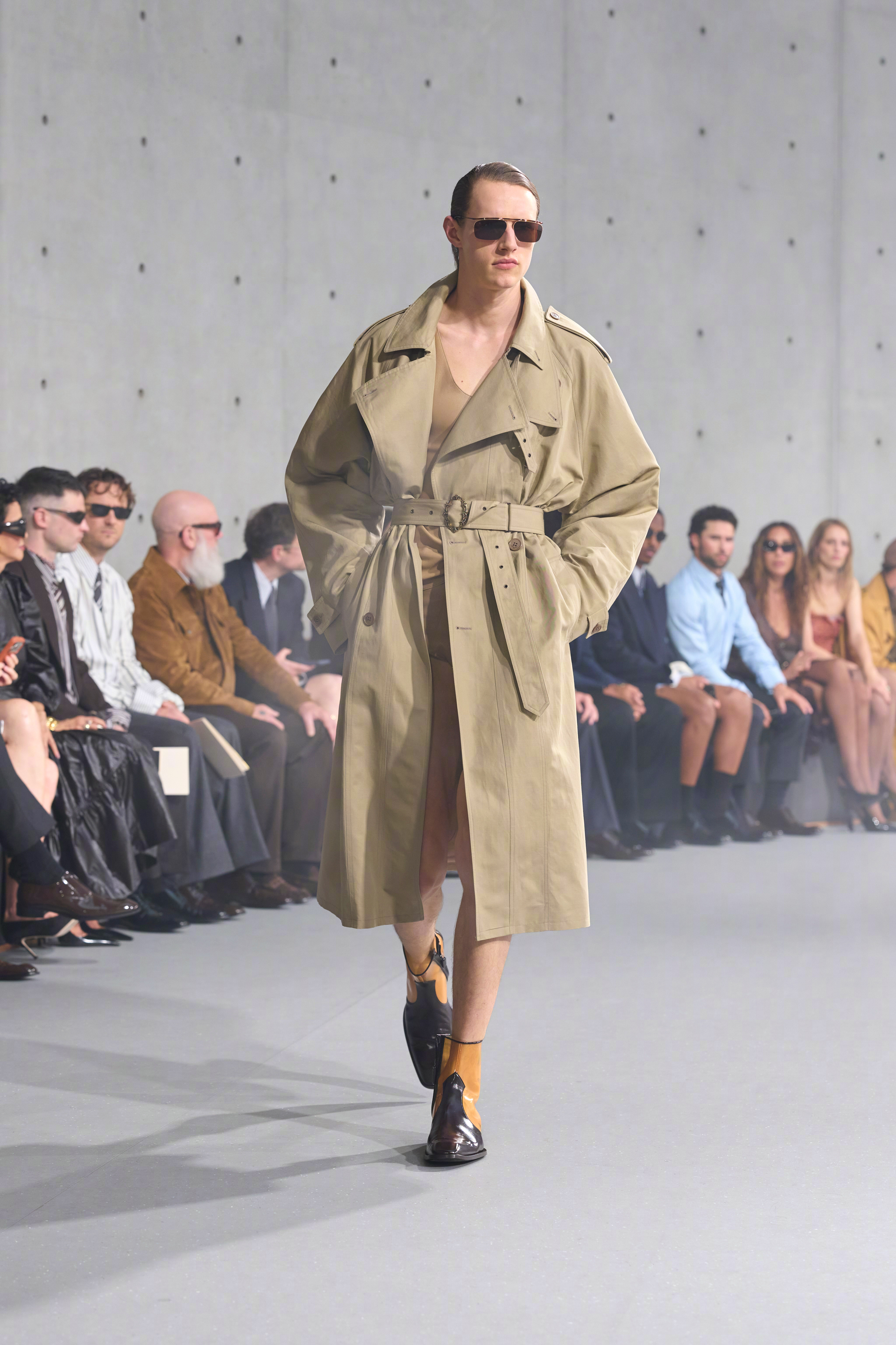 圣罗兰男装秀直击看完SAINT LAURENT 2027夏季男装大秀，彻底读懂了