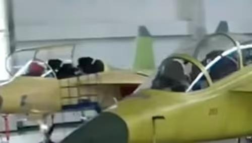 舰载弹射版教练-10出现，央视意外曝光新型双垂尾教练-10，中国版的“小黄蜂”要