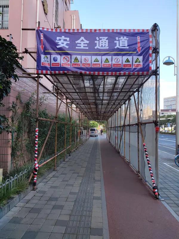 一家五口驾车误入施工通道遇难：无防护的“夺命路口”，谁该担责？
 
一场期待已久