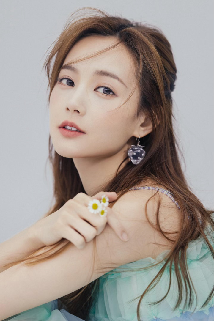 李一桐鲜花少女，浅纱轻盈，这笑容太治愈了。 