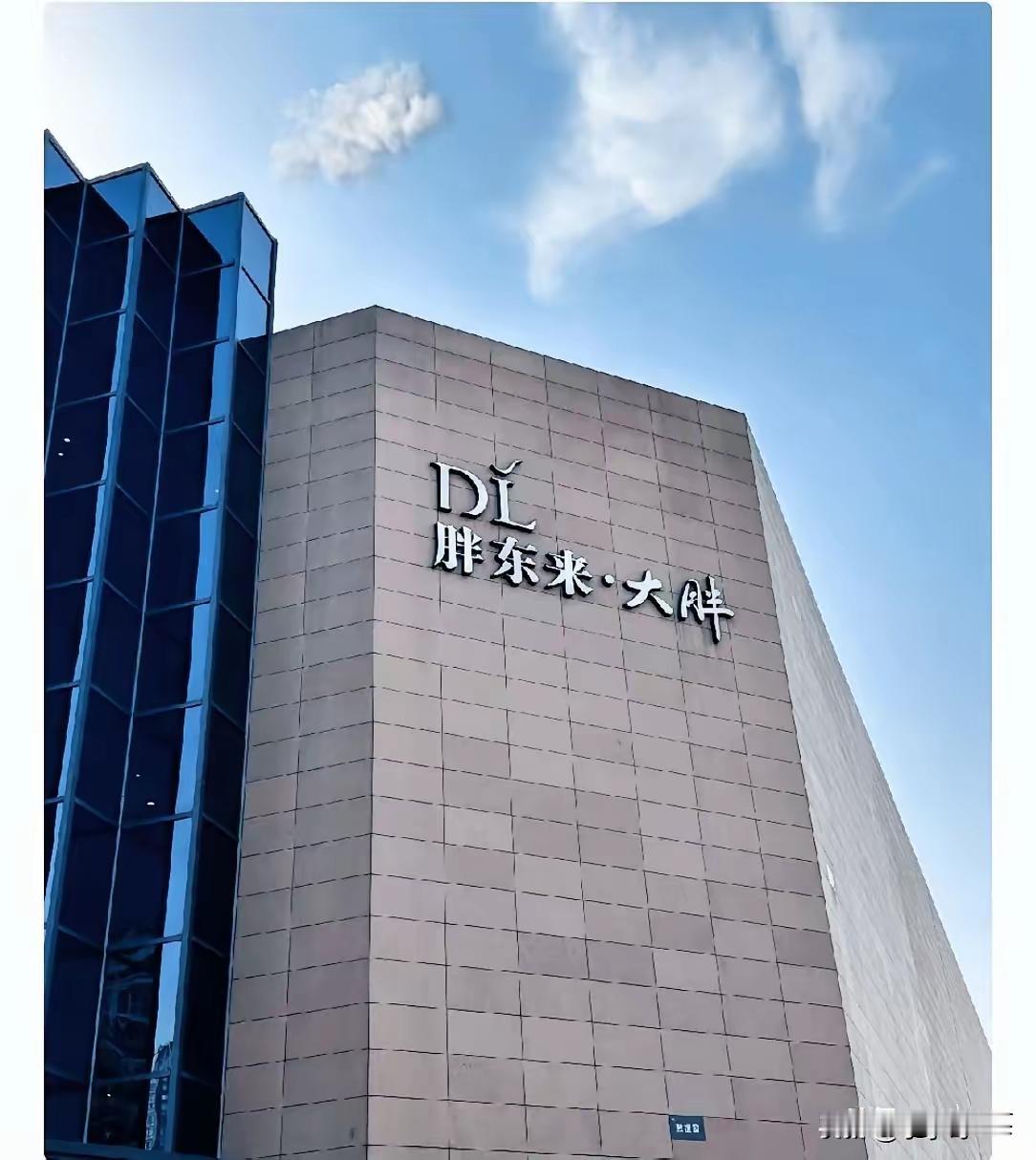 今年的315，硬生生演成了一出荒诞剧。
​本来想抓个典型祭旗，结果胖东来刚挨批，