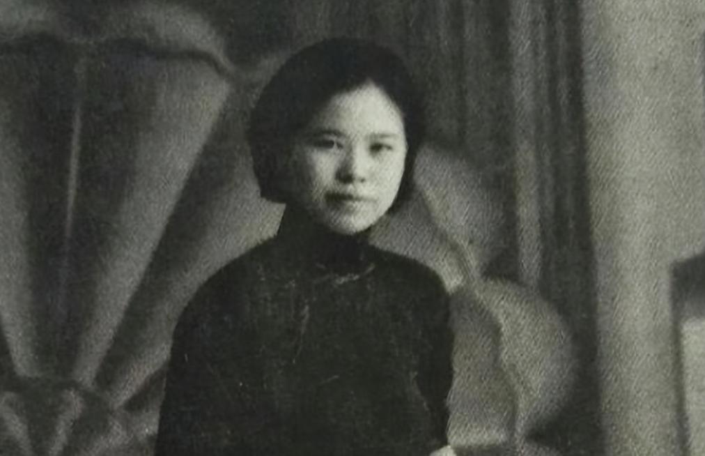1947年，几个特务，扯下了杨虎城夫人谢葆真的裤子，就在牢房里，当着所有人的面，