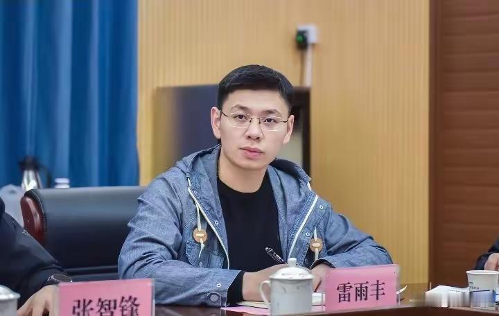 眼镜男，
有着斯文端正的外在样貌，
不少网友还开玩笑戏
称他是2026年度的最佳