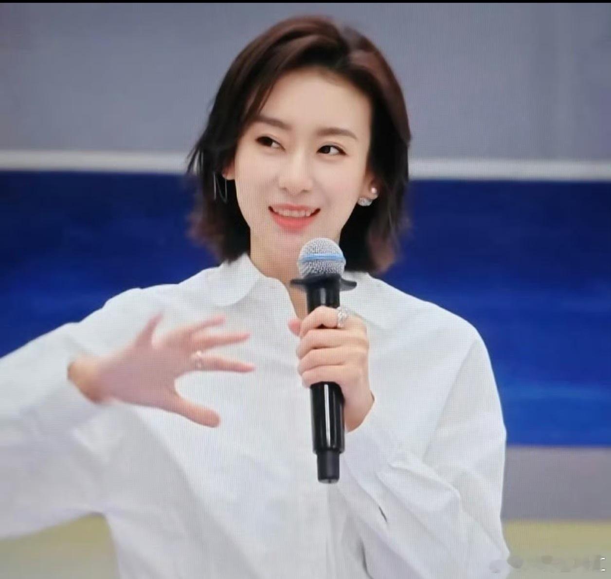 侯宇锐评浪姐：比想象中更刺激！每次公演都像闯关。侯宇觉得浪姐刺激乘风2026