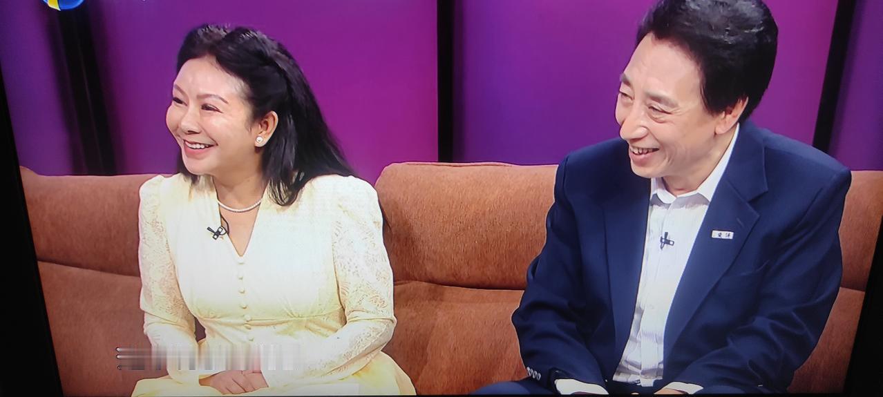 50岁的气质尚好的大杨子登上《选择》的舞台，自述乃江苏人来京多年，上来后和天津老