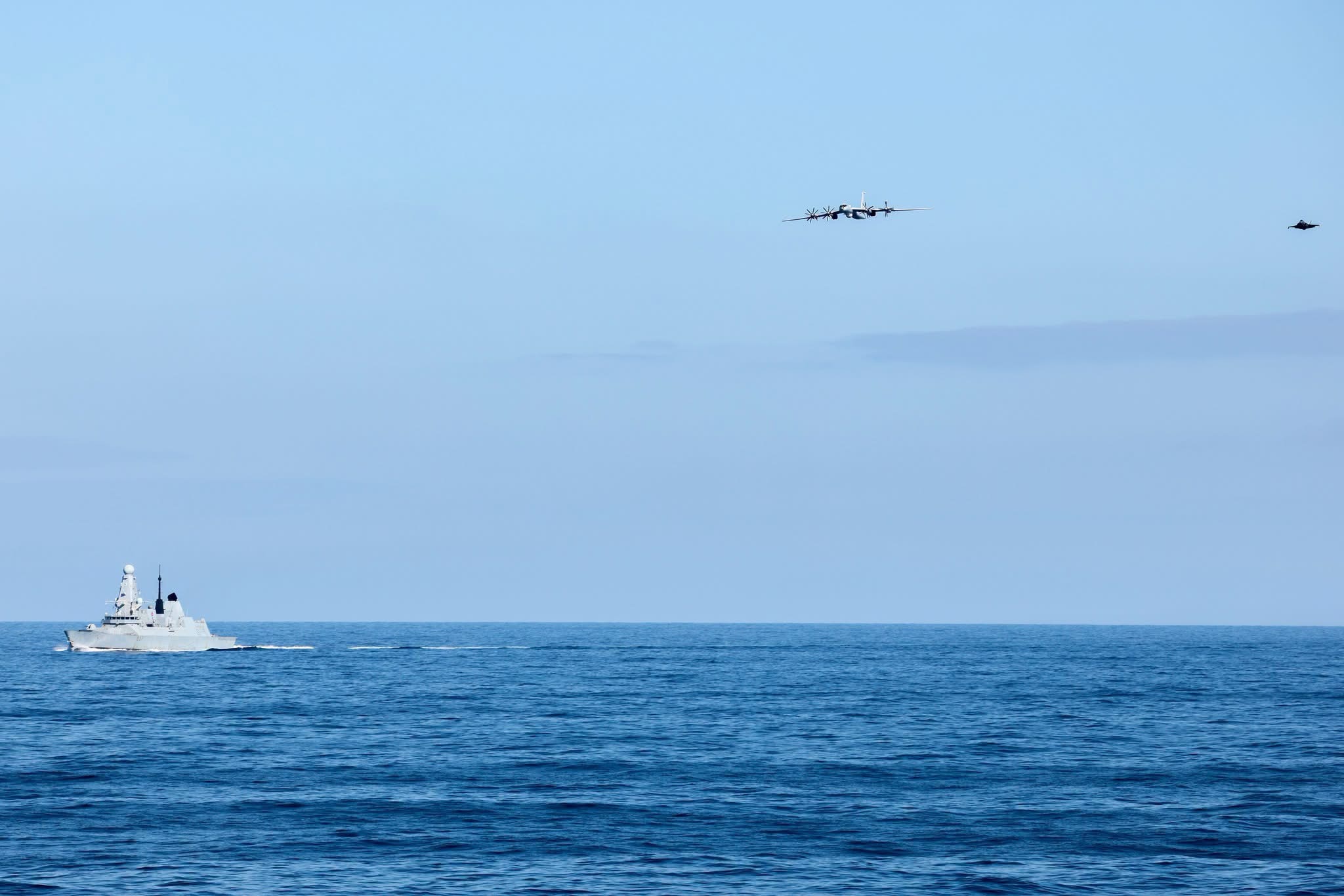 今日肥电 威尔士亲王号上的英国皇家空军/海军（RAF/RN）F35B拦截驱离俄图