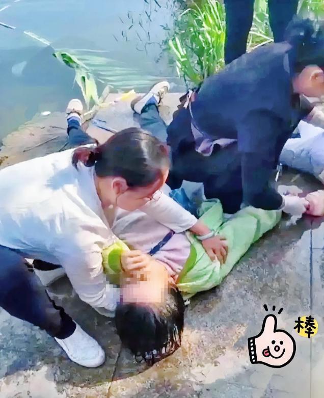 生死救援分秒必争，一众网友不赞救人者，反倒苛责姑娘泳衣走光。
 
山东海边一场真