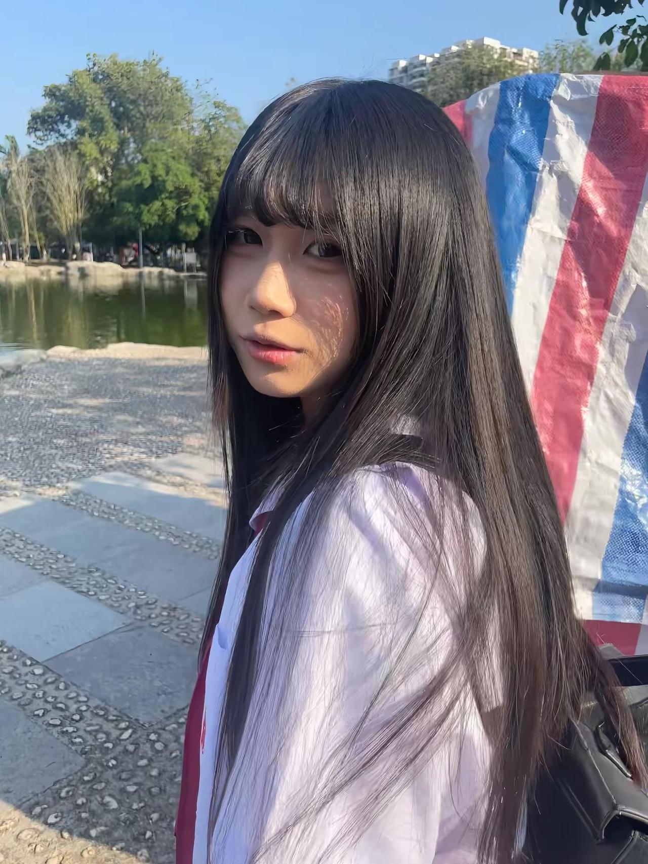 他像是含苞待放的花骨朵jk