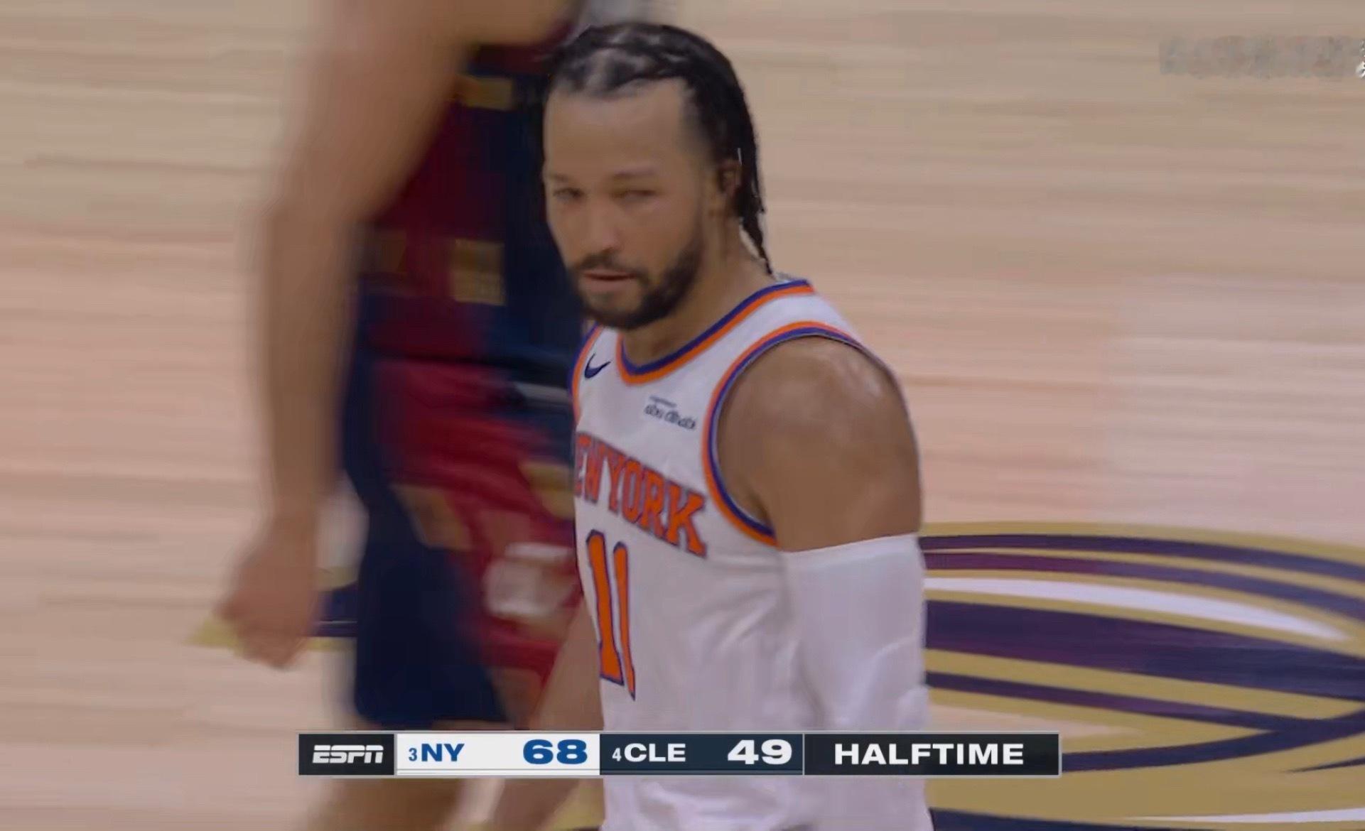 NBA  半场尼克斯68-49骑士，领先19分。下赛季骑士是联盟薪资最贵的球队，