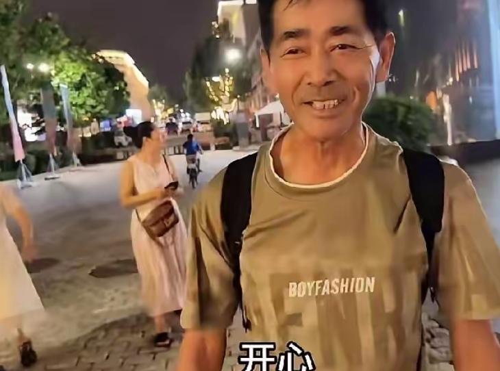 日本的乡巴佬，来中国见世面了！
      我们一直认为，日本人吃饭很讲究，对健