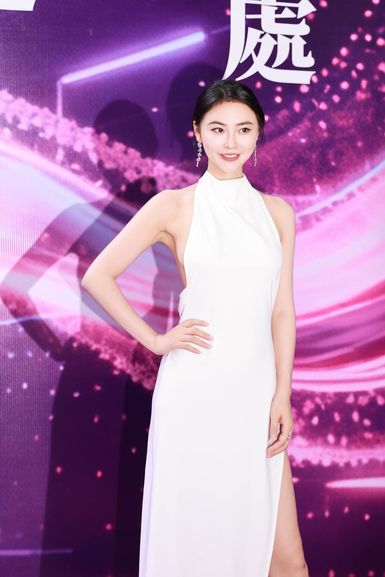 环球小姐冠军. 吴丹. 参加香港活动白色开叉礼服. 性感妩媚