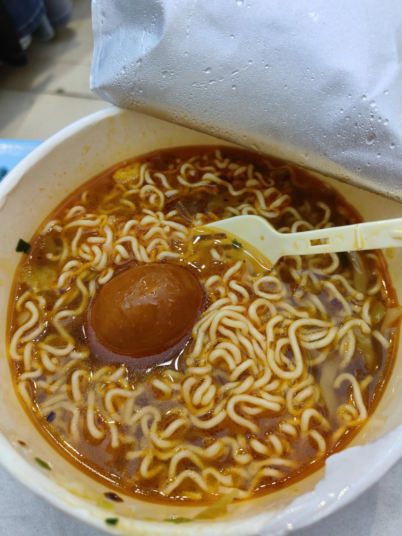 来一碗加卤蛋和榨菜豪华泡面