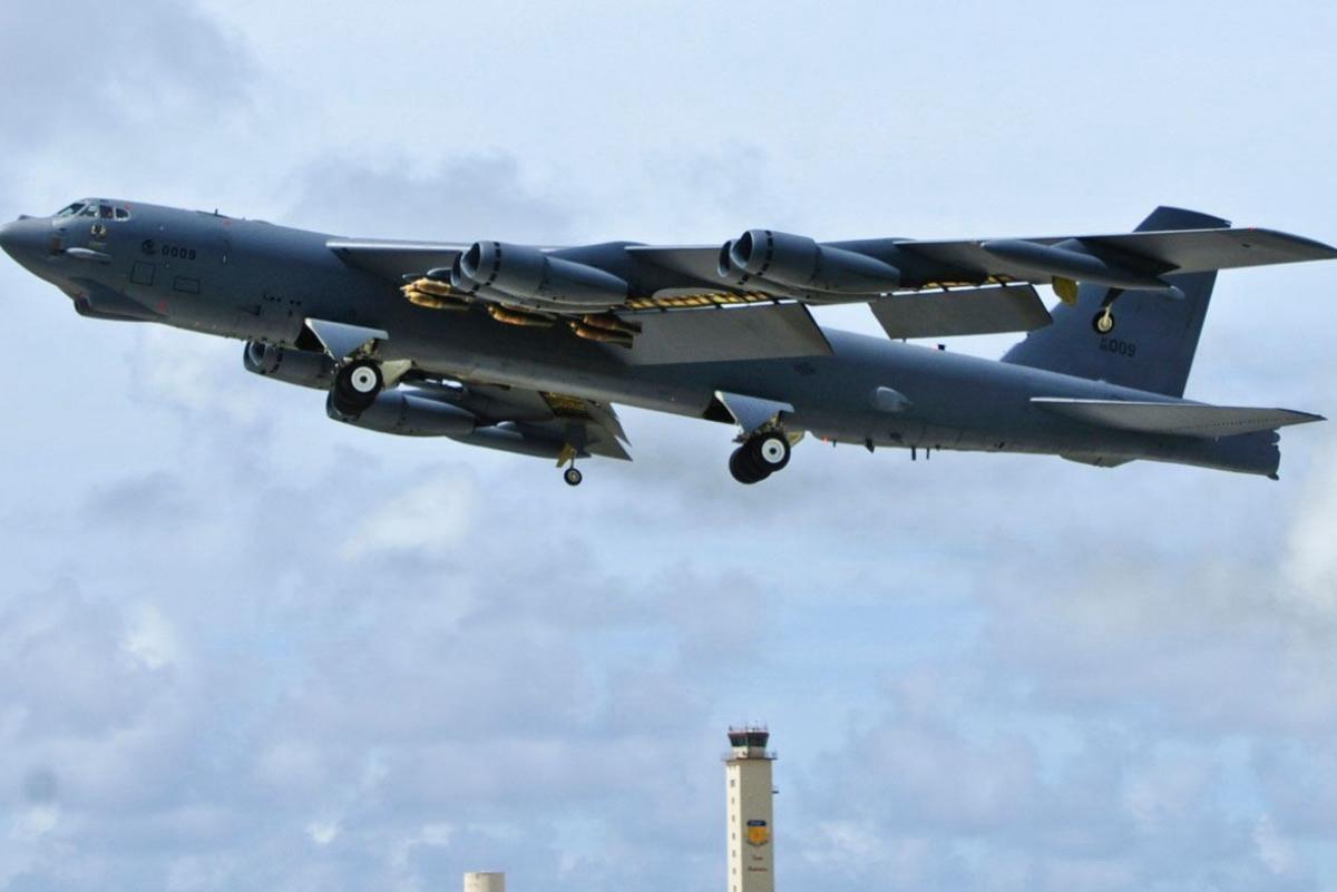 B-52逼近伊朗，伊朗能否逃过一劫？

200公里！这是美军B-52战略轰炸机与