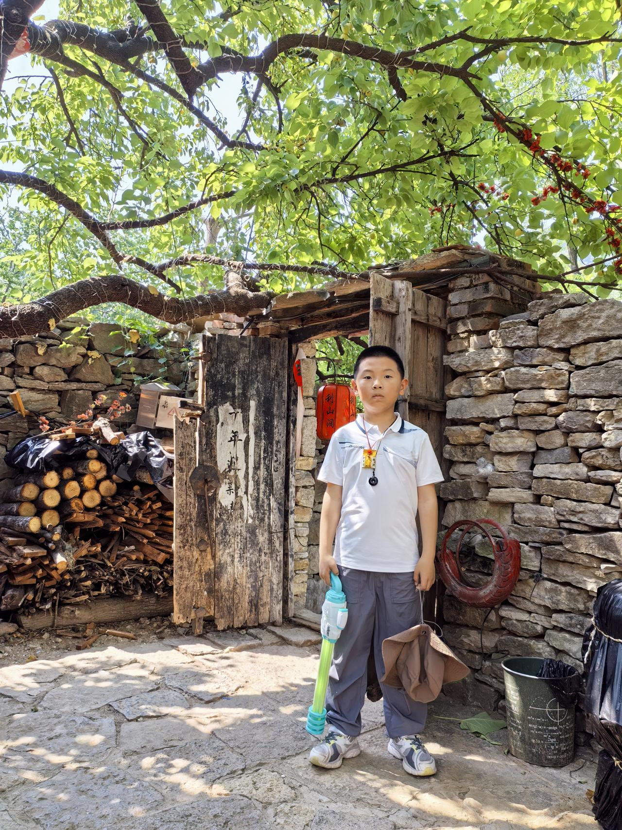 好伙伴约去费县利山涧玩，于是一去带孩子去。两个小孩儿一开始还比较友好，渐渐有小冲
