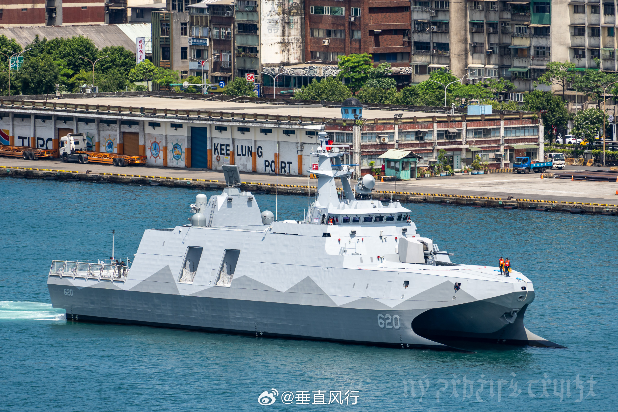 对岸沱江级前后两条也出现了舷窗增大尺寸减少数量的改进，这种改进在我们的驱护舰前后