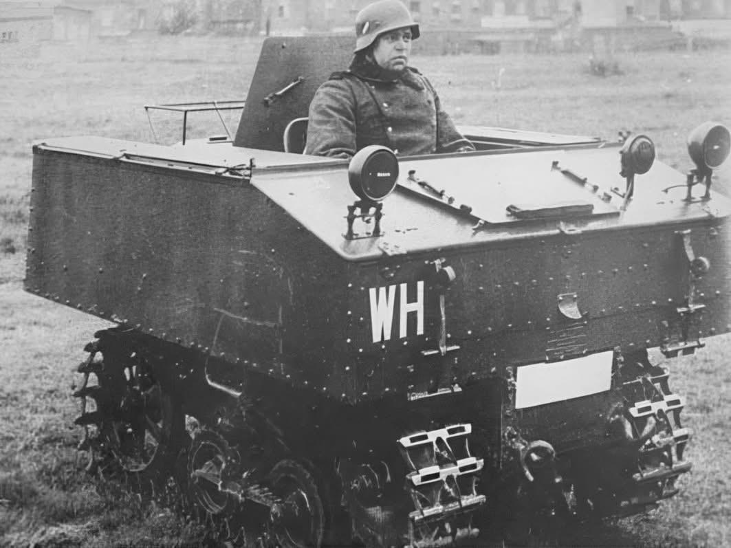 ‌德军装备的VA 601(b) 型火炮牵引车，主要用作轻型火炮及补给的牵引车‌