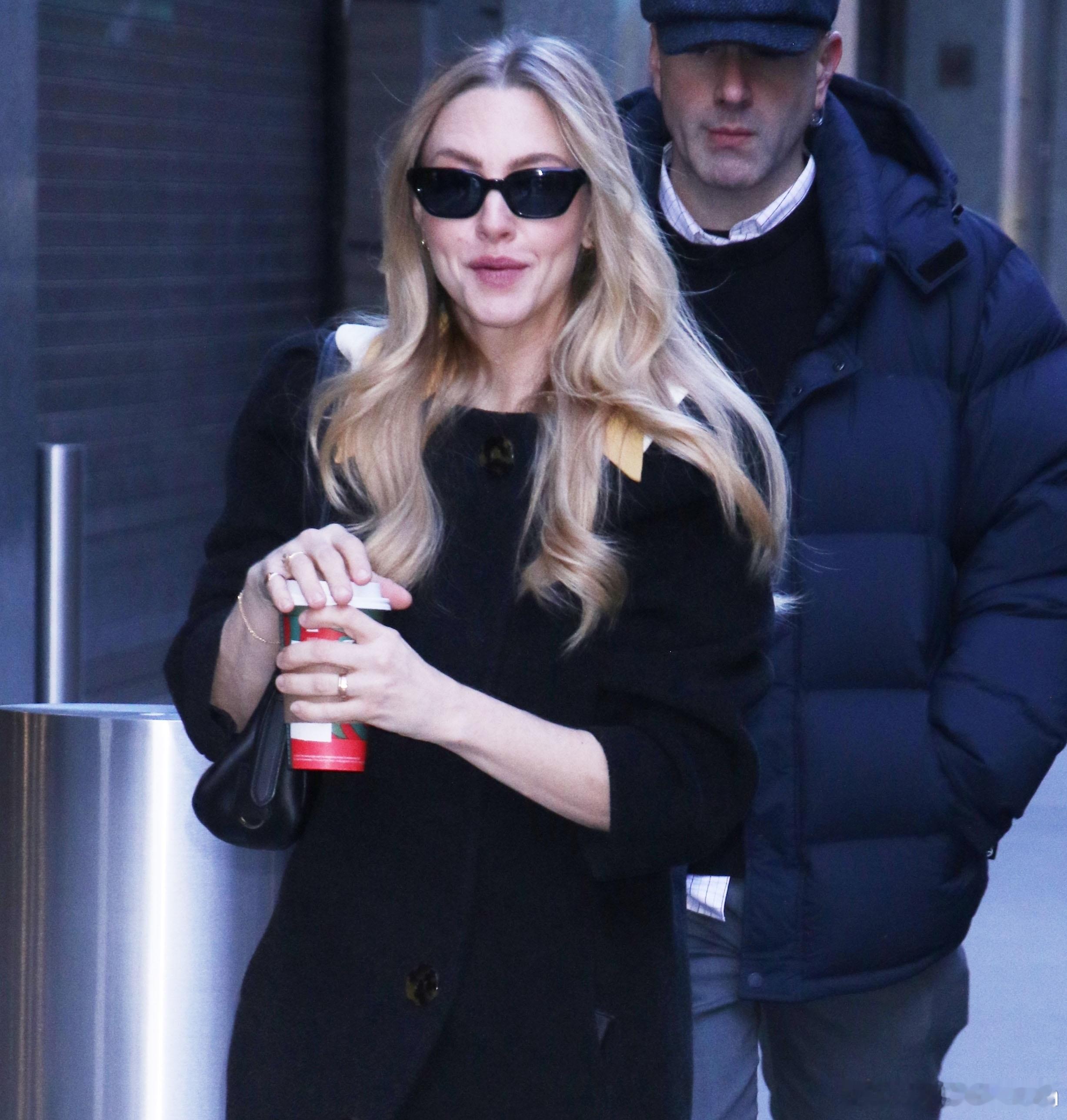 Amanda Seyfried阿曼达塞弗莱德在纽约外出，录制节目后离开《Good