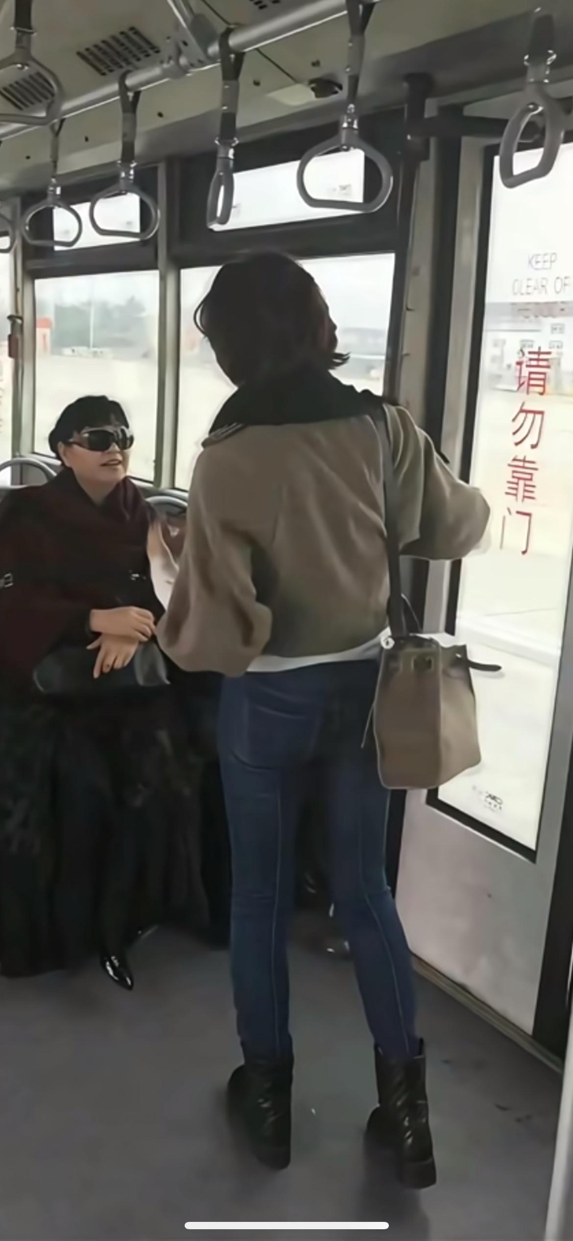 你见过穿牛仔裤的董卿老师吗？董卿 公交车上的女人 穿搭没有公式 公交时尚