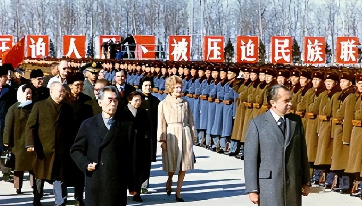 1972 年早春，尼克松带着“毁灭地球十次”的核威慑傲然抵京。面对美方在钓鱼台会