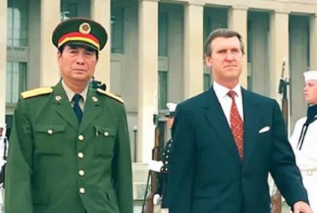 1998年，张万年出访美国，当他刚踏进美国宁堡陆军基地，一个美军司令突然跳了出来