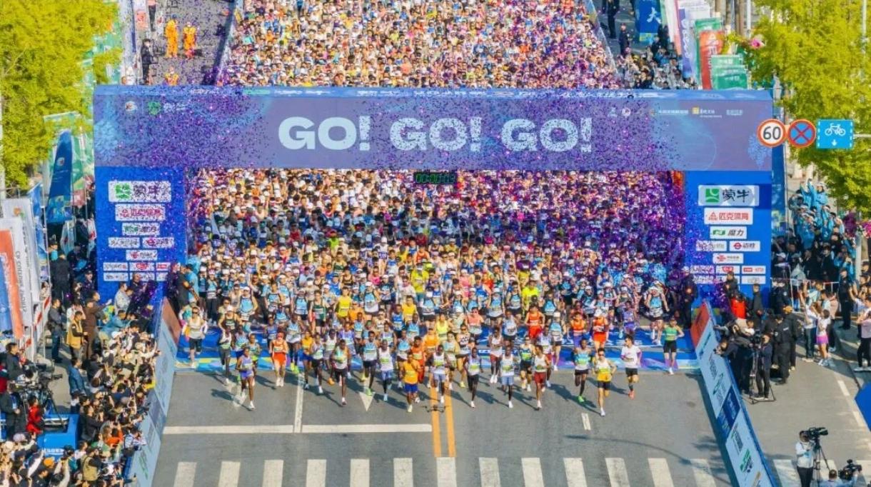 第36届大连马拉松明日开跑，男女精英阵容看点密集。
 
男子赛场，吴向东连续两年