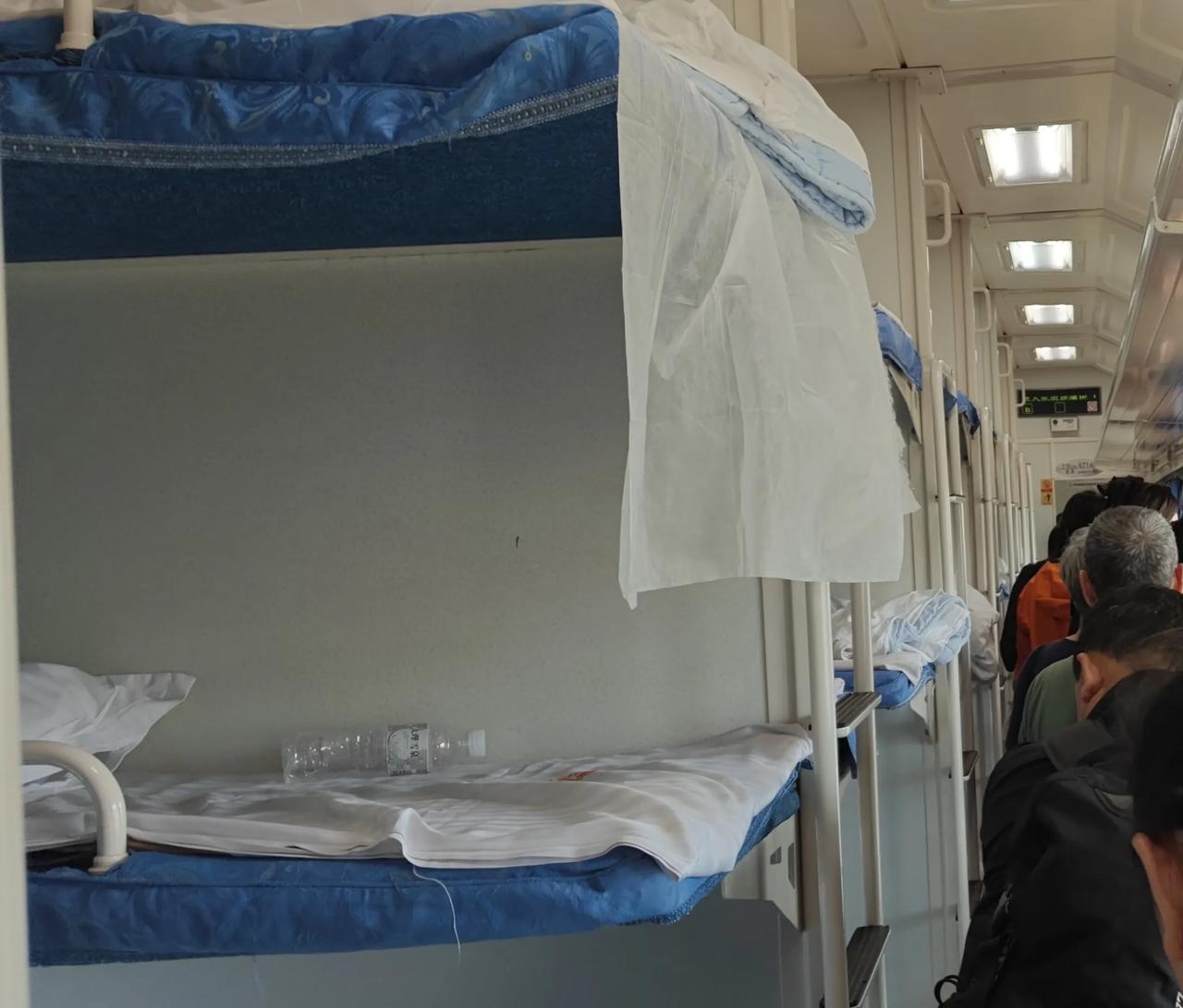 当年老副指导员在卧铺车上皮鞋被偷了。
在芒市伺候瘫痪在床老伴的俺们连老副指导员，