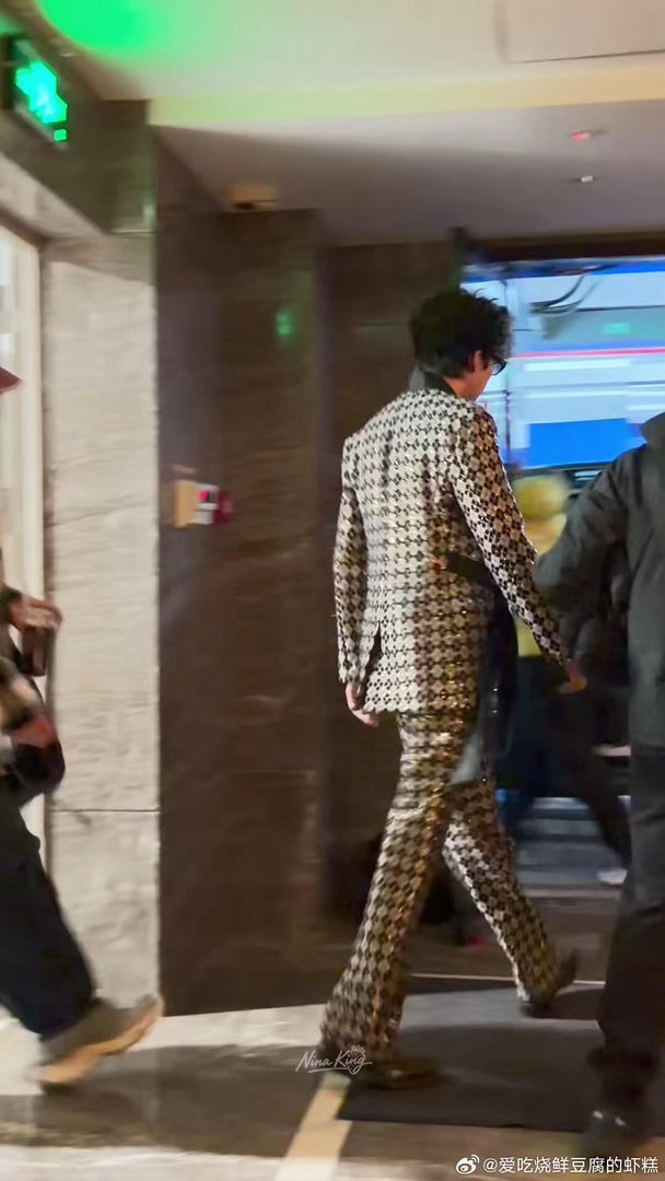 刘宇宁开推浴袍路透黑丝绒打底，金色亮片覆身，光一照像蛇鳞在动。刘宇宁这件浴袍穿出