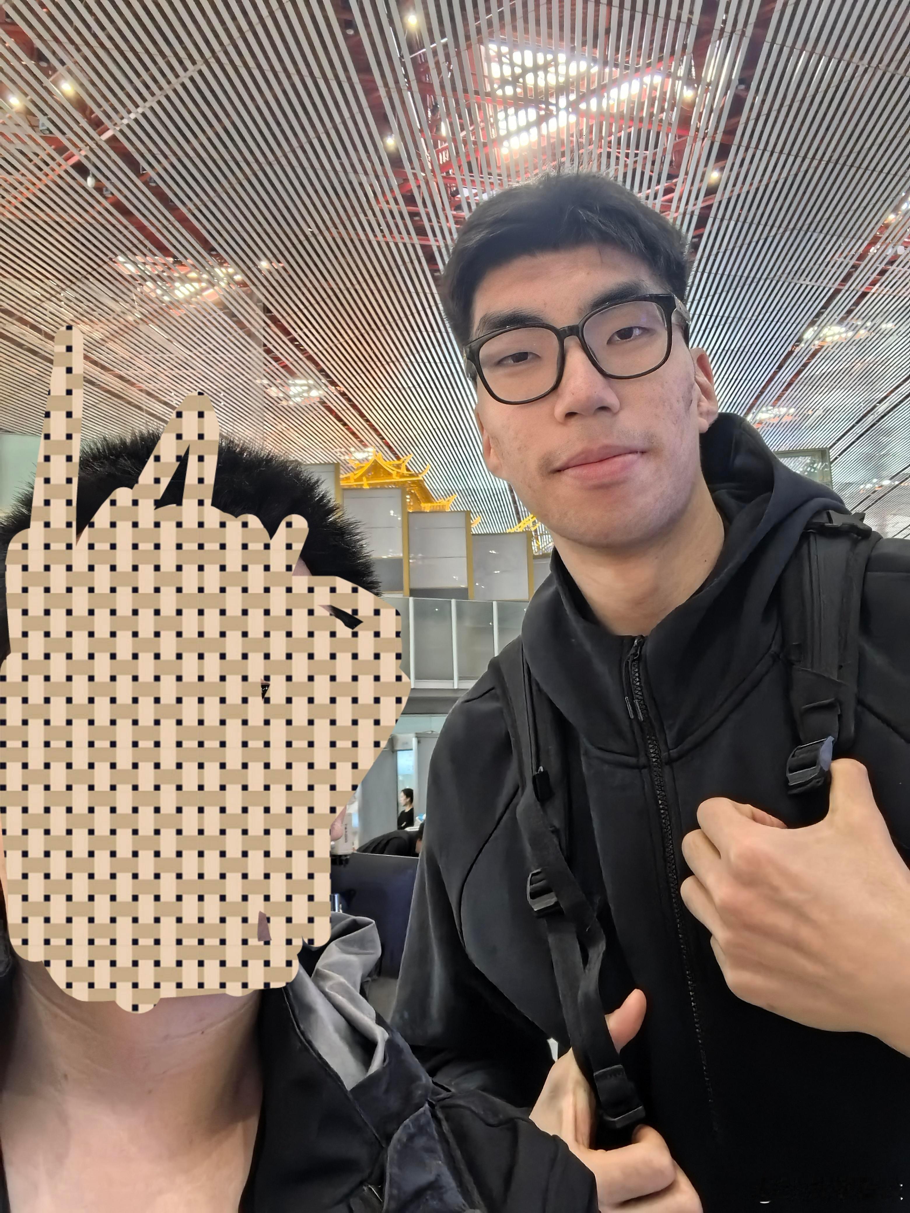 有网友在北京首都机场偶遇到余嘉豪了，这是暂时回国参加全运会嘛[傻眼]2米21大中