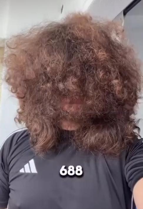 凌乱无比！曼联英超首轮失利，球迷“蓄发哥”已688天未理发！英超首轮比赛全部结束