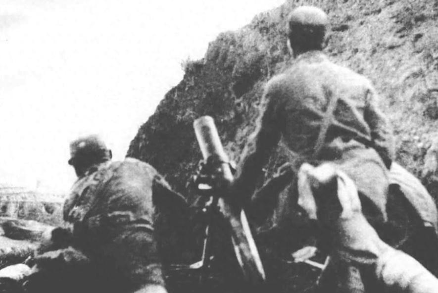 1945年，炮手陈宝柳正在山间休息，突然瞥见一群日军和几个女人在树下嬉笑，立刻起