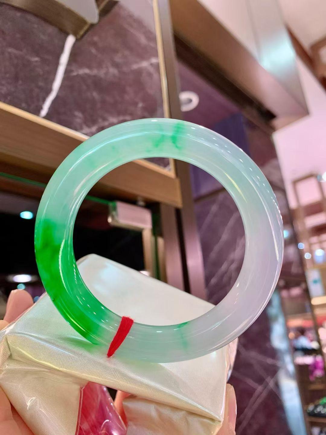 冰春彩圆条手镯，色彩绚丽，完美七位数，圈口57*12*12mm对庄询