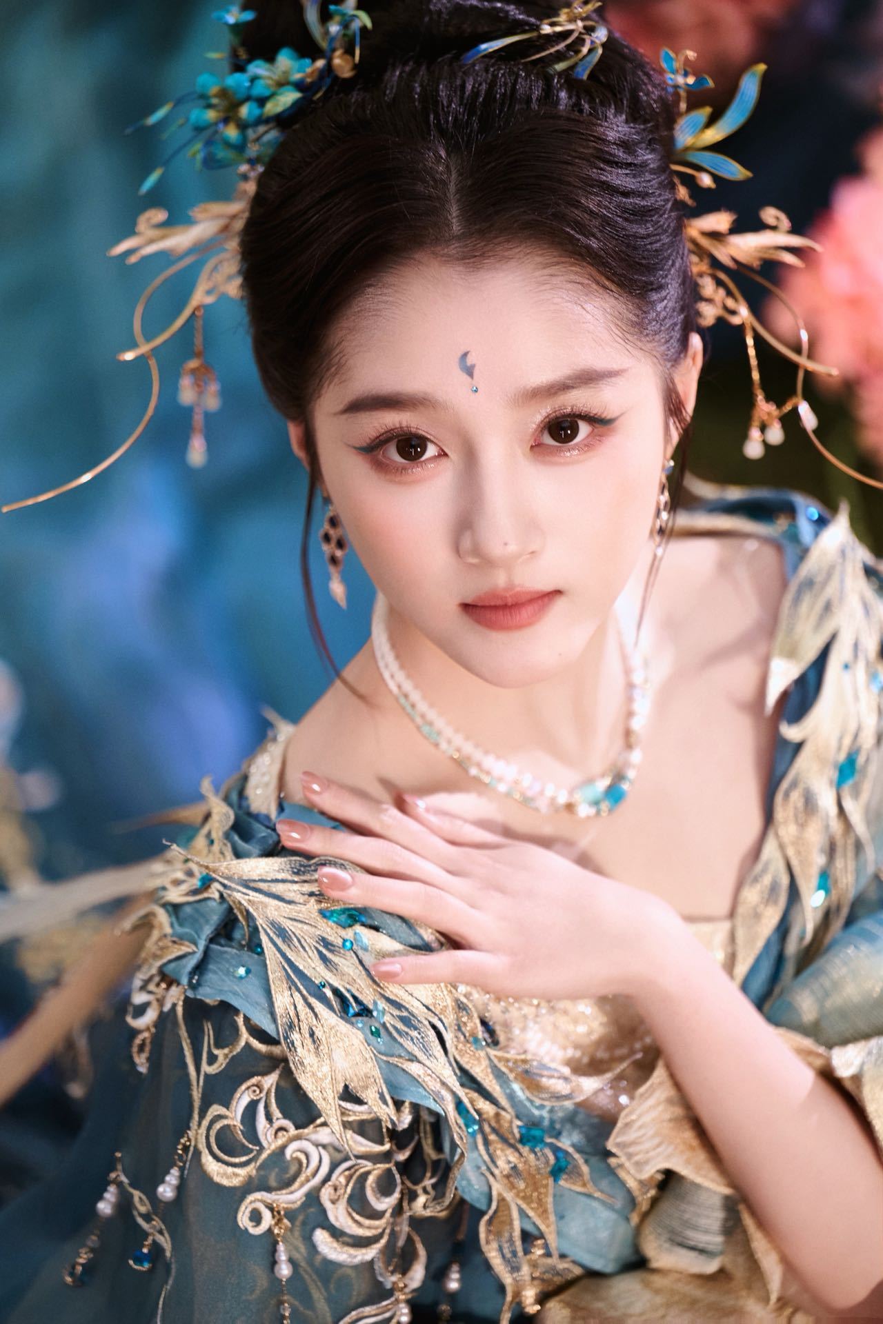 关晓彤青绿国风扮相关晓彤青绿国风扮相好别致！河南春晚这身蓝金纱裙自带流光感，精致