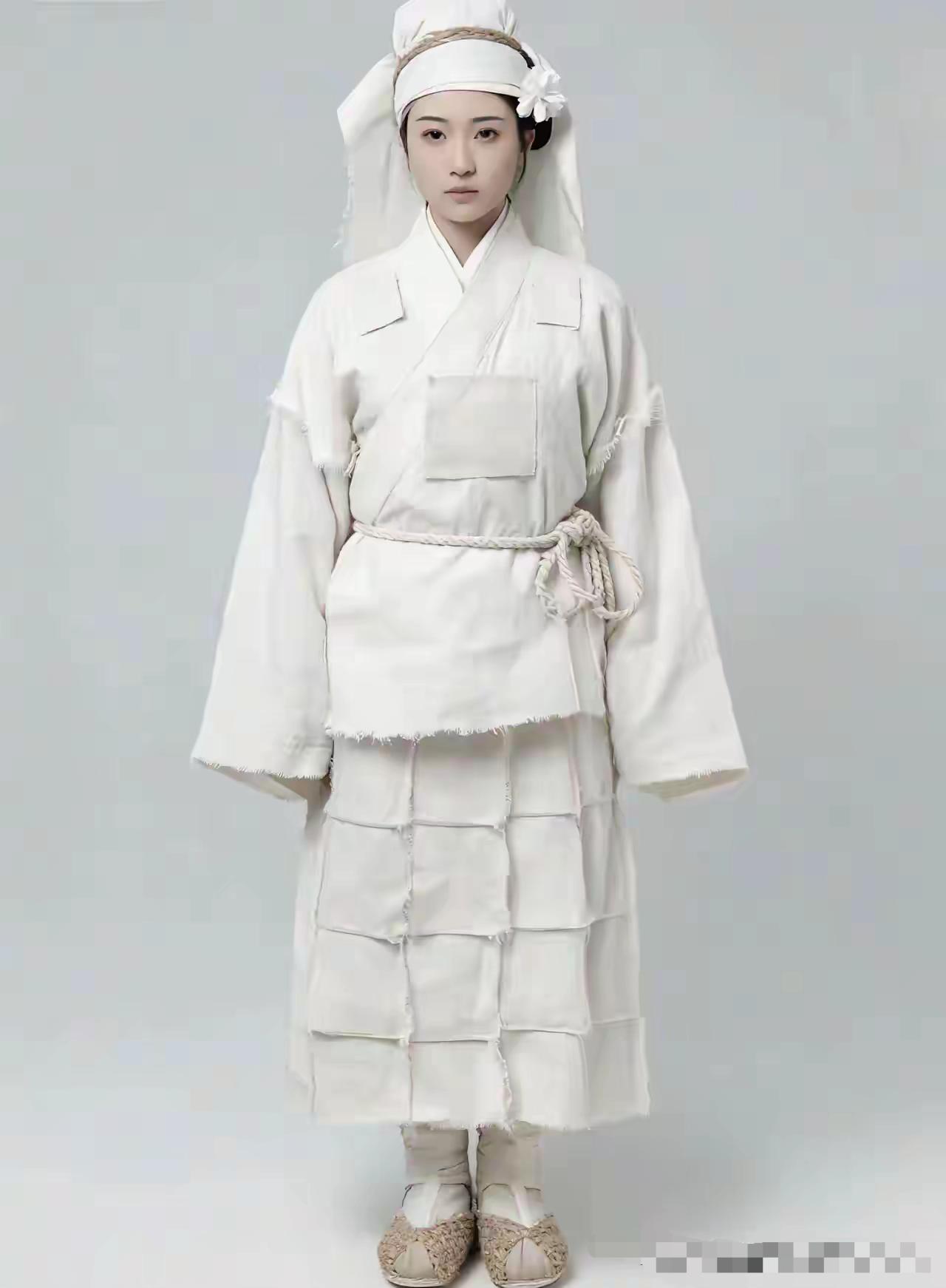 巴黎世家借鉴东方文化元素，不小心滑入了另一个车道。
巴黎世家的时尚，是有地域差别
