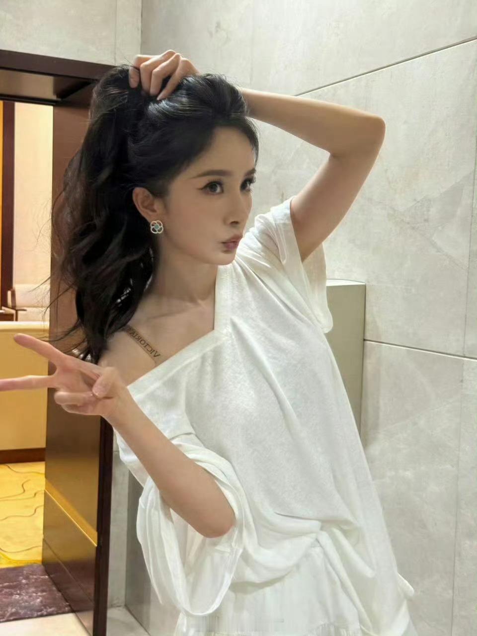 内娱明星眼里的杨幂颜值与实力兼备，头脑灵活情商在线。合作过的伙伴都直言她有趣好相