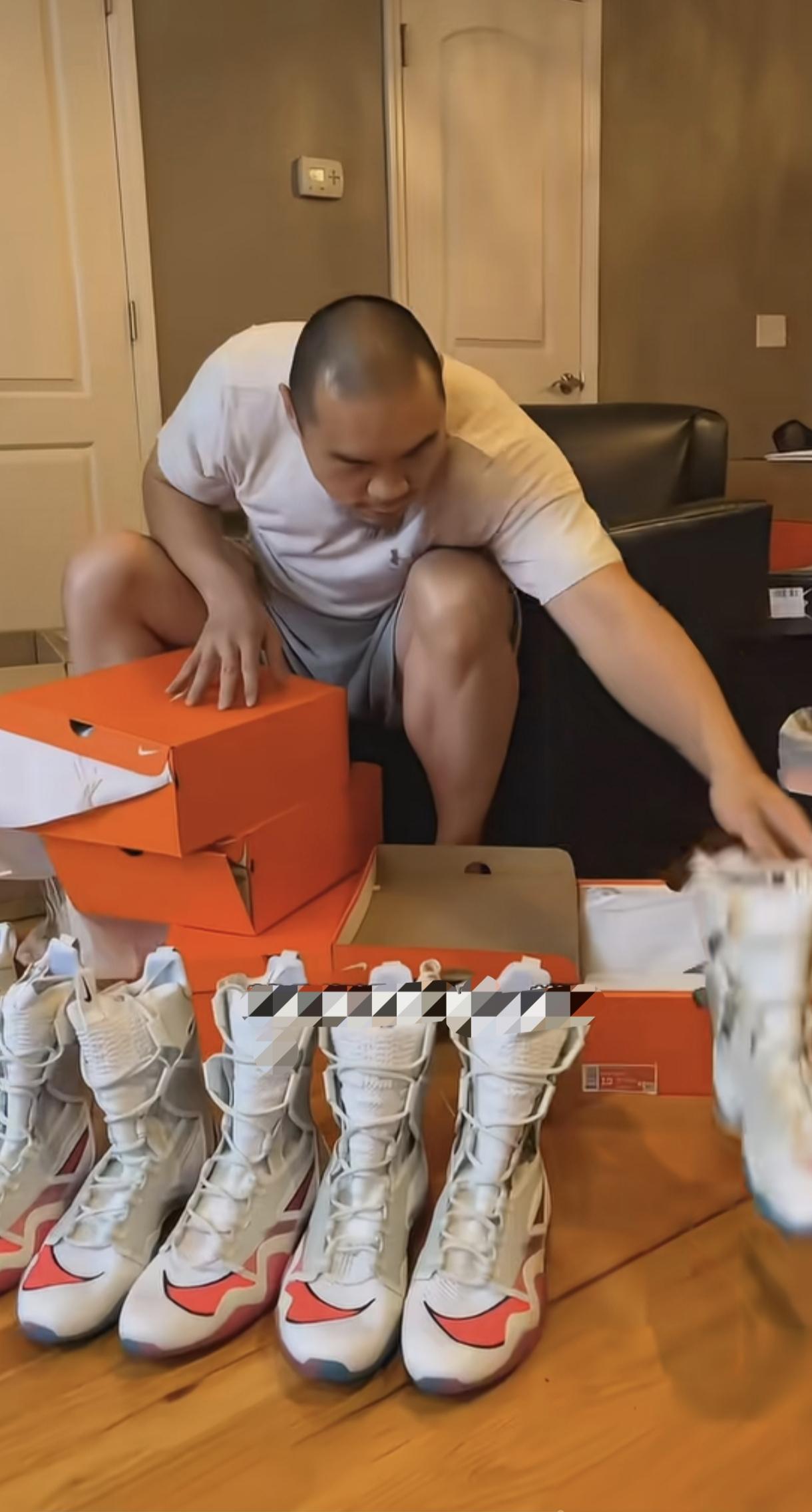 拳王张志杰1.98的个子，穿50码的鞋子太夸张了吧，正常来说穿46码就够了。50
