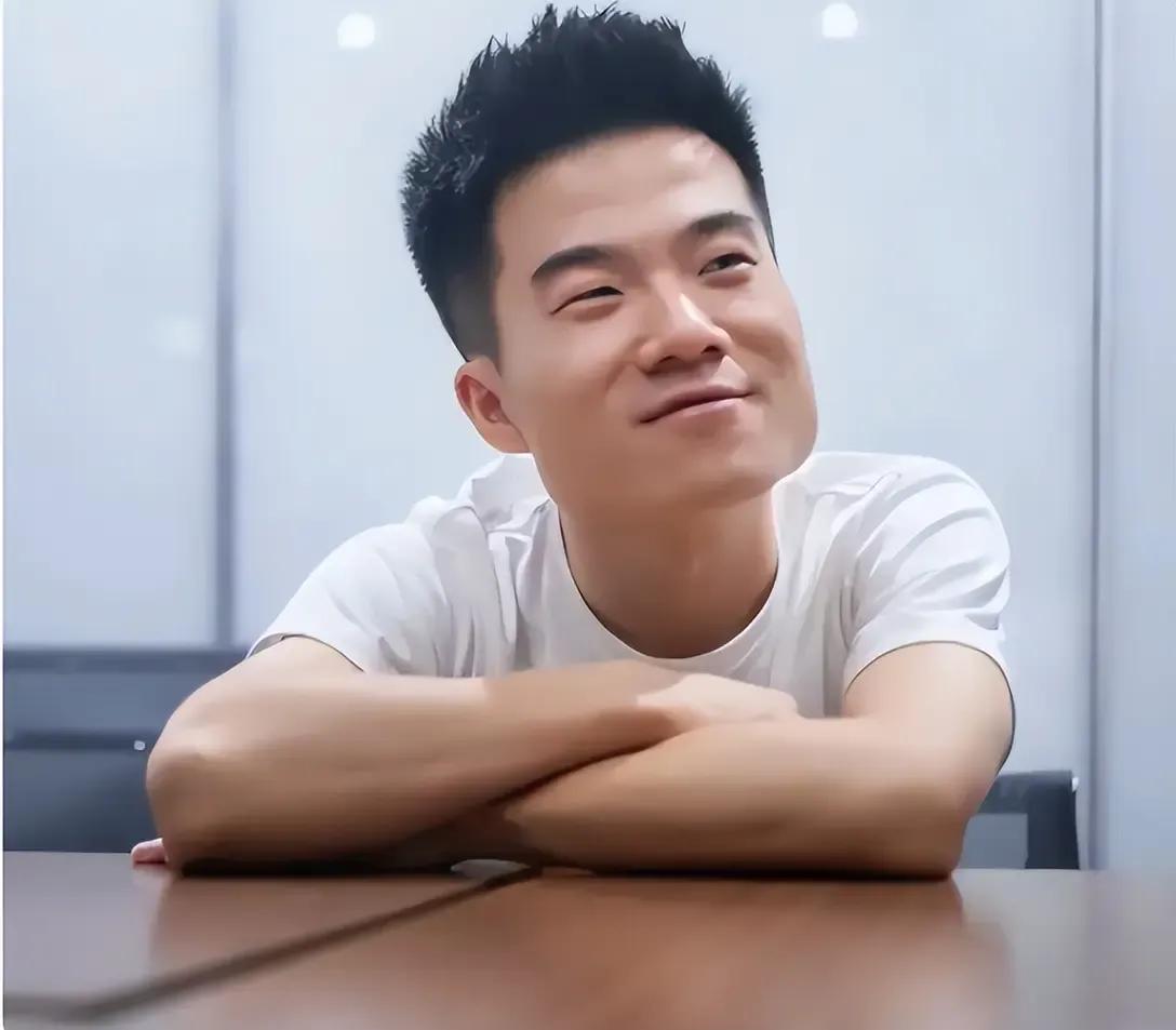 别再骂董宇辉了，当心把他骂伤心了，关了直播间，直接离开中国，定居海外。他是吃开口