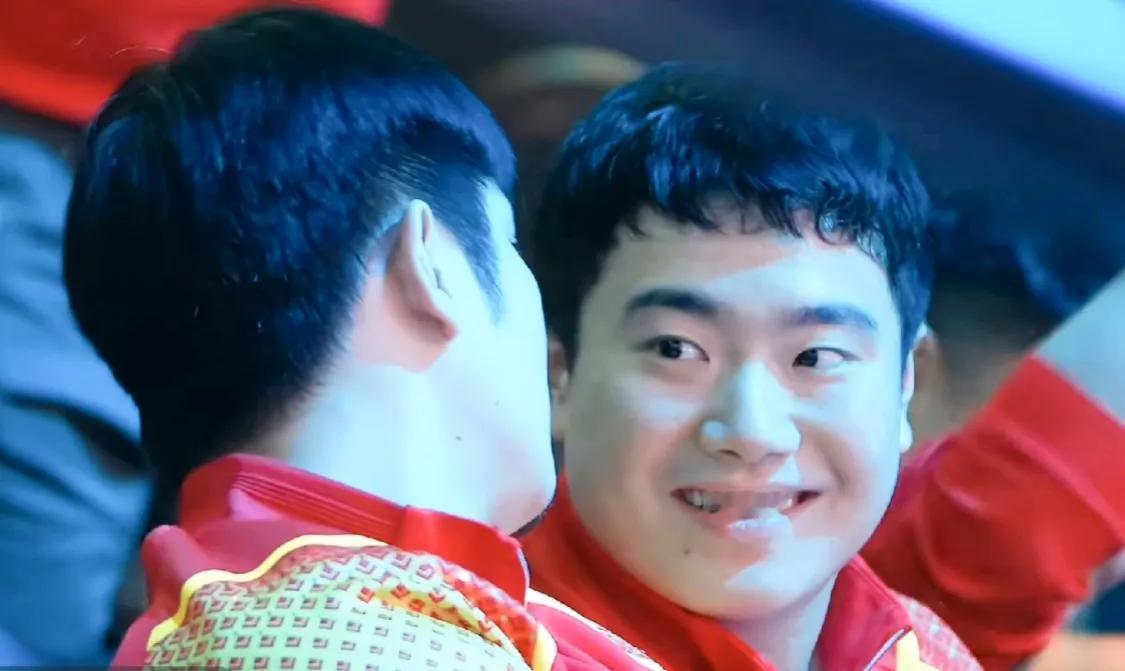 轻松观赛的大胖梁靖崑和小胖樊振东！