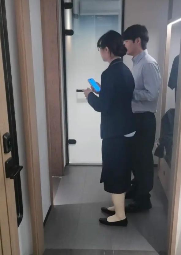 太吓人了！武汉夫妻俩花774.2元住酒店，深夜遭遇惊魂一刻。
 
两人深夜返回房