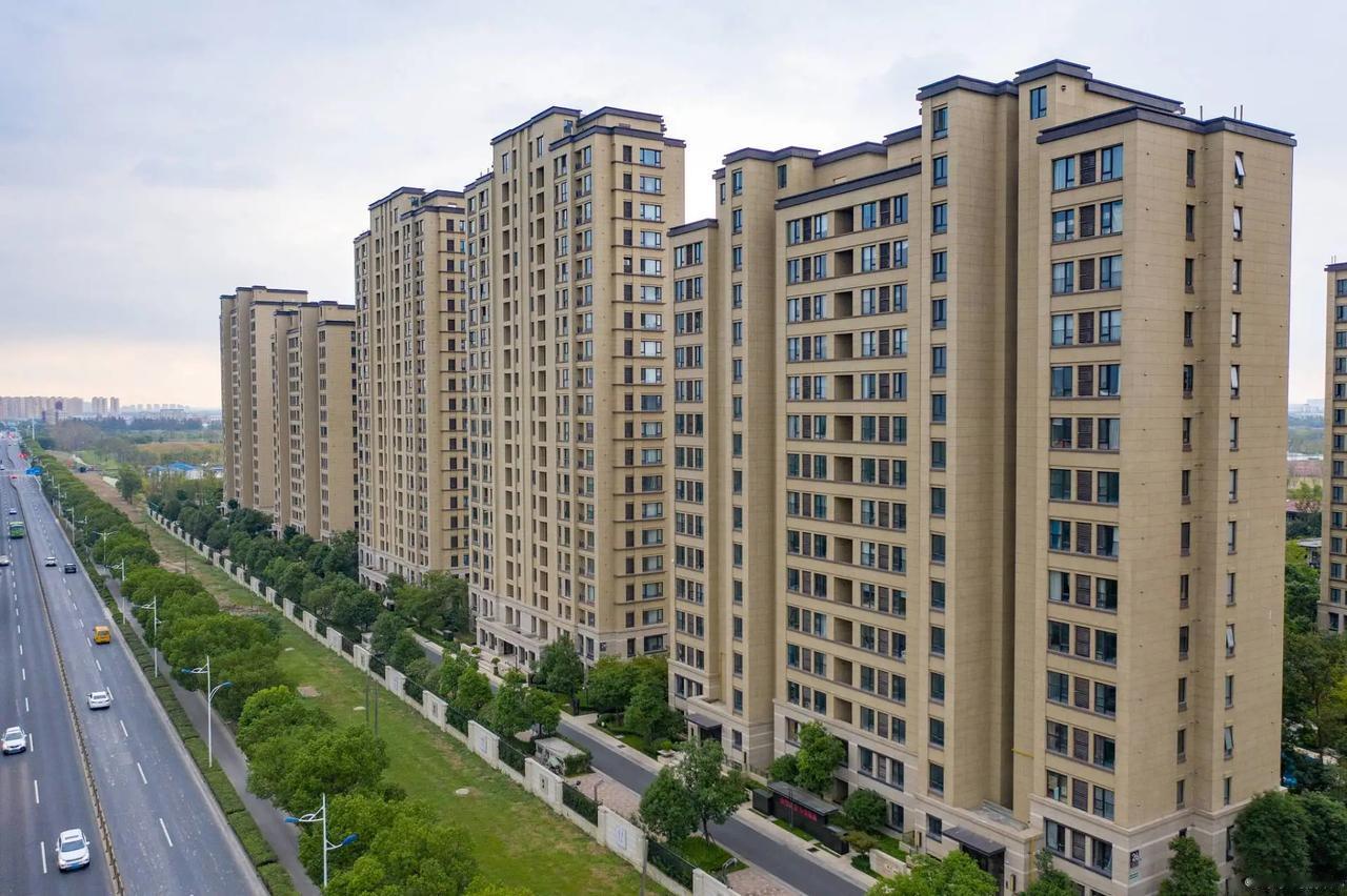 提高住宅层高，购房成本增加可不少。从2.8米提升到3米国标，每平米成本增加125