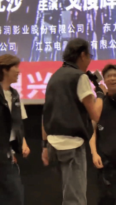 原来动作片路演也是动作片 路演还拉着子枫妹妹还原被抓的场面，家辉哥这场景重现，看