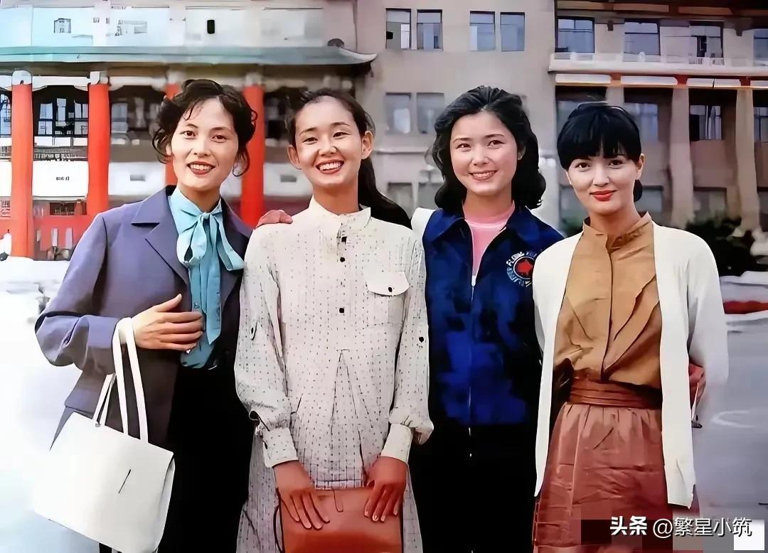 纯纯的年代，真实的画面，无美颜，无滤镜。
照片中有中日两国的演员，中方宋晓英和姜
