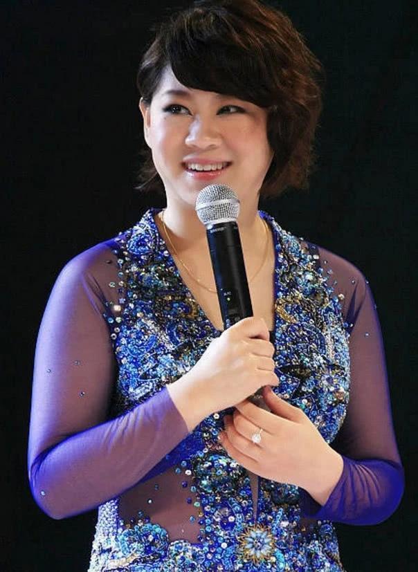 演员，沈春阳说，十三岁，我就出来演出了，养家糊口，父母跟着我，给我做饭，给我拎包