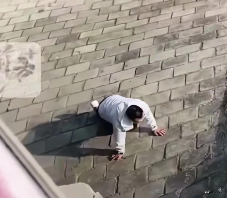 男子跳桥轻生，没看清水在哪里直接跳到岸边水泥板上，人直接被摔懵了，120迅速赶往