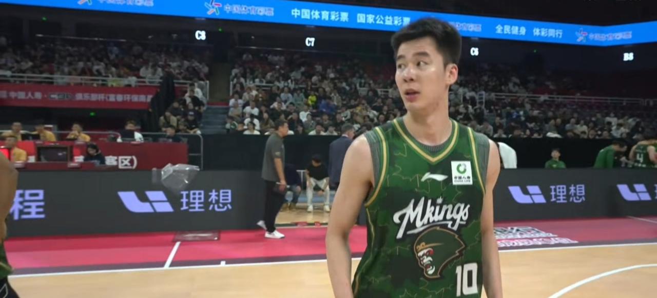 12月3日晚，CBA俱乐部杯一场精彩比赛，北控队这场赢得太惊险了，98比96险胜