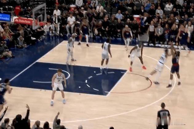 哈登里程碑之夜不能输！连续两记三分拉开分差




哈登太强了，第四节回来，快船