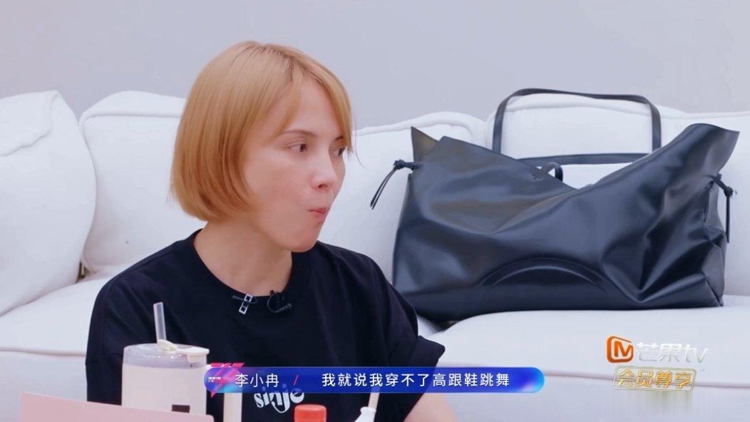 李小冉李小冉不会穿高跟鞋李小冉穿高跟鞋崴脚 不是，李小冉姐姐居然不会穿高跟鞋吗，