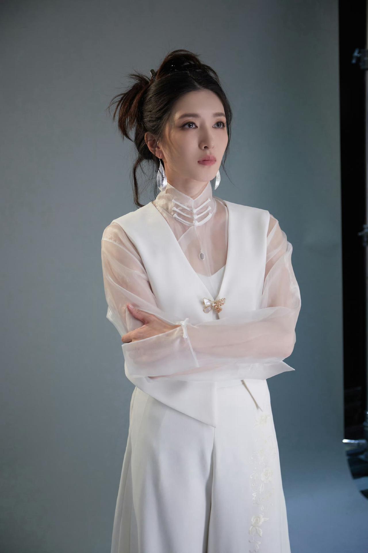 两张拍摄花絮图随机掉落！
一袭白衣真的是气质非常好的呀[比心]