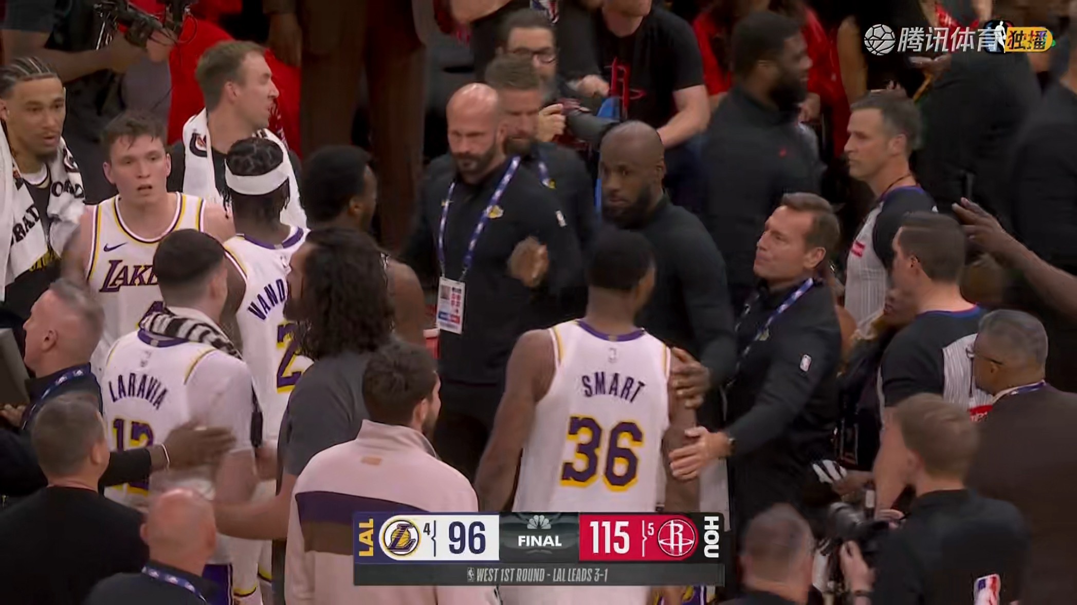 火箭在主场战胜湖人火箭延续了这轮系列赛翻盘的可能第五场将移师湖人主场进行湖人vs