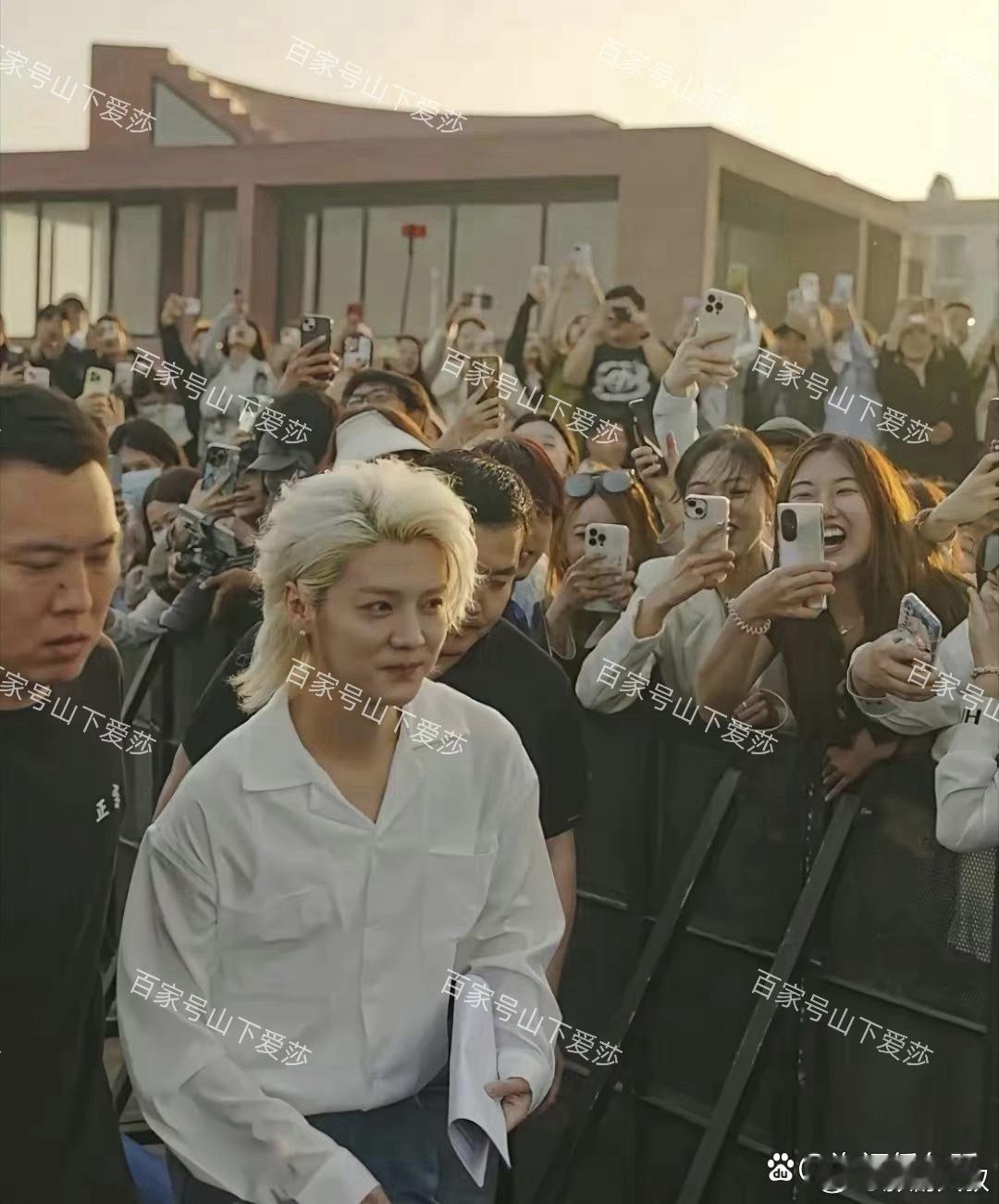 天啊，鹿晗怎么变成了这样？他不再像以前那样年轻帅气，而是变得发福油腻，长发造型也
